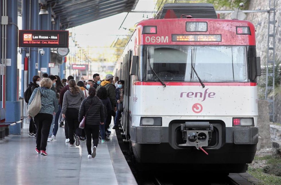 Archivo - Varias personas entran en un tren de Cercanías