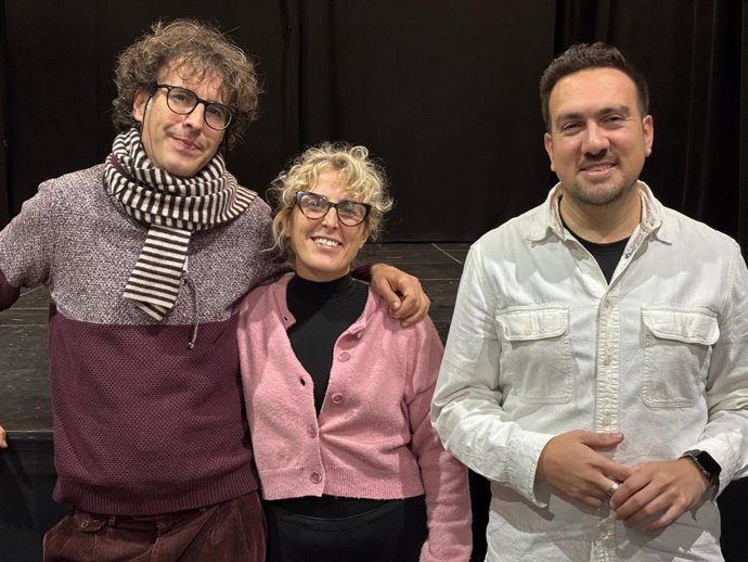 Los integrantes de la Compañía Las Hermanas, junto al delegado municipal de Cultura en el Consistorio alcalareño.