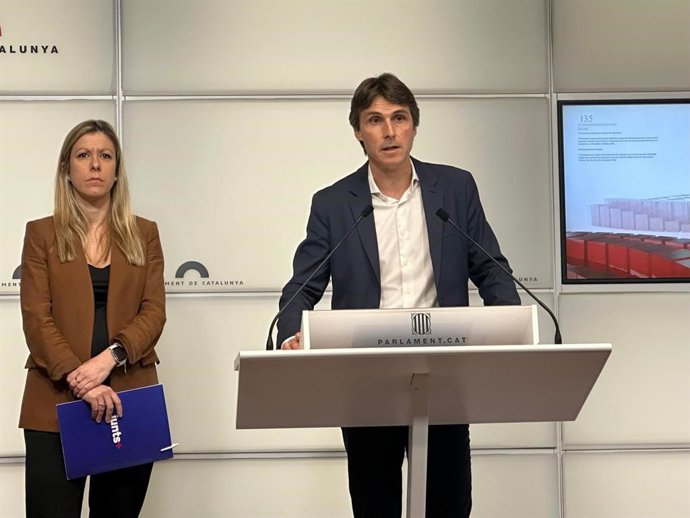 El portavoz de Junts en el Parlament, Salvador Vergés, con la diputada Jeannine Abella