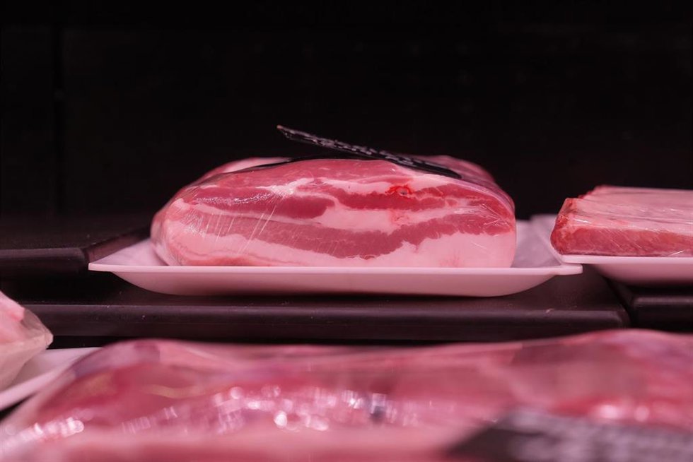 Carne de cerdo expuesta en un mercado, a 2 de diciembre de 2025, en Barcelona, Catalunya (España). Ante el brote de peste porcina africana que afecta a algunas regiones de España, Planas ha vuelto a recordar a los ciudadanos que no existe ningún peligro