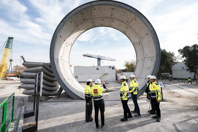La presidenta de la Comunidad de Madrid, Isabel Díaz Ayuso, y el consejero de Presidencia, Miguel Ángel García Martín, asisten al inicio del montaje de la tuneladora Mayrit, a 9 de diciembre de 2025, en Madrid (España). 