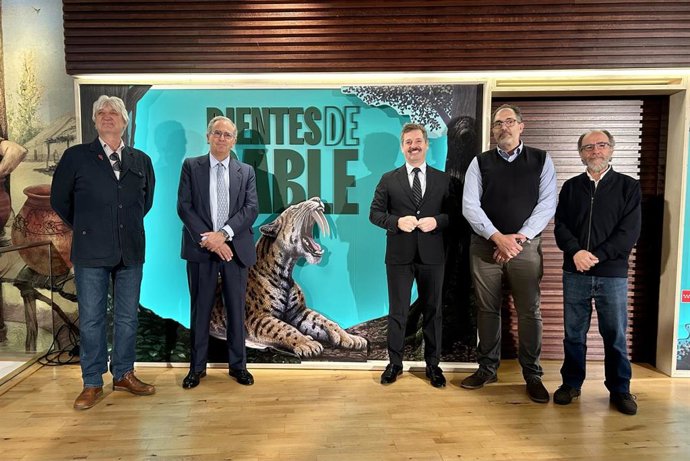 El Museo Arqueológico y Paleontológico de la Comunidad de Madrid inaugura su nueva exposición sobre los félidos Dientes de Sable. En la imagen el consejero de Cultura y Deporte, Mariano de Paco (3d).