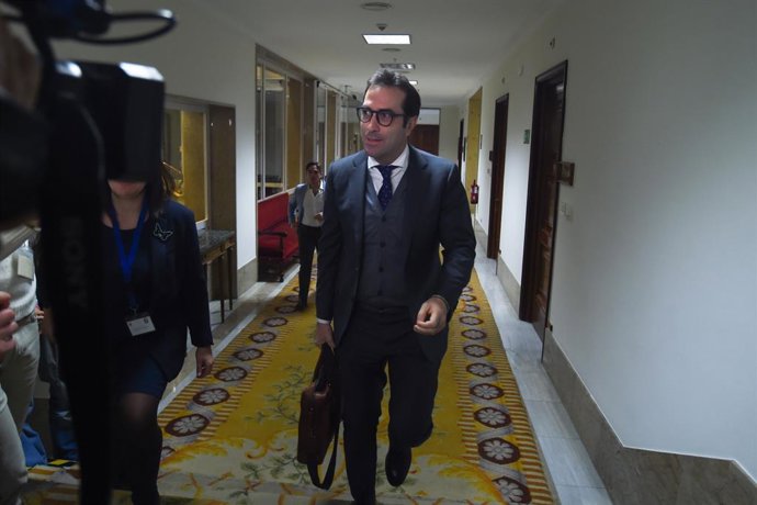 El ministro de Economía, Comercio y Empresa, Carlos Cuerpo (c), a su llegada a la comparecencia ante la Comisión de Economía, Comercio y Transformación Digital, a 26 de noviembre de 2025, en Madrid (España). Cuerpo comparece ante la Comisión de Economía, 
