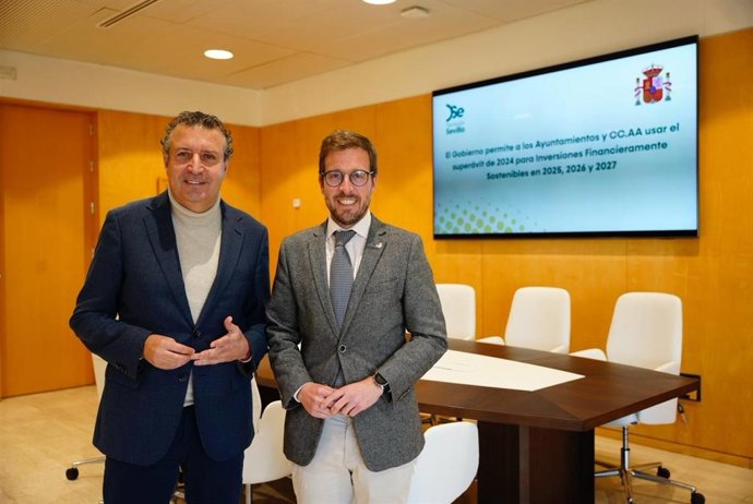 El presidente de la Diputación de Sevilla, Javier Fernández, y el subdelegado del Gobierno en Sevilla, Francisco Toscano en una reunión.