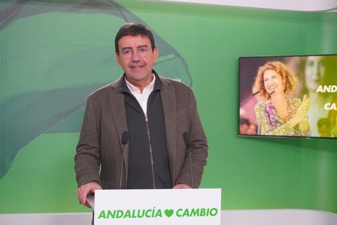 El portavoz de Presidencia del PSOE en el Parlamento, Mario Jiménez, este martes en rueda de prensa.