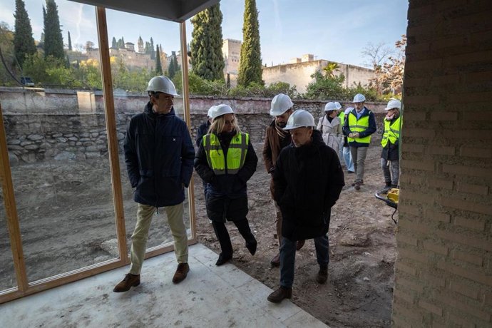 La alcaldesa de Granada, Marifrán Carazo, visita las obras que lleva adelante el Ayuntamiento en el conocido como Carmen del Negro
