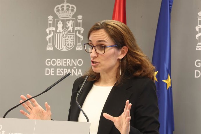 La ministra de Sanidad, Mónica García, atiende a los medios al término del pleno extraordinario del Consejo Interterritorial del Sistema Nacional de Salud (CISNS), a 28 de noviembre de 2025, en Madrid (España). El Ministerio de Sanidad ha retomado hoy con