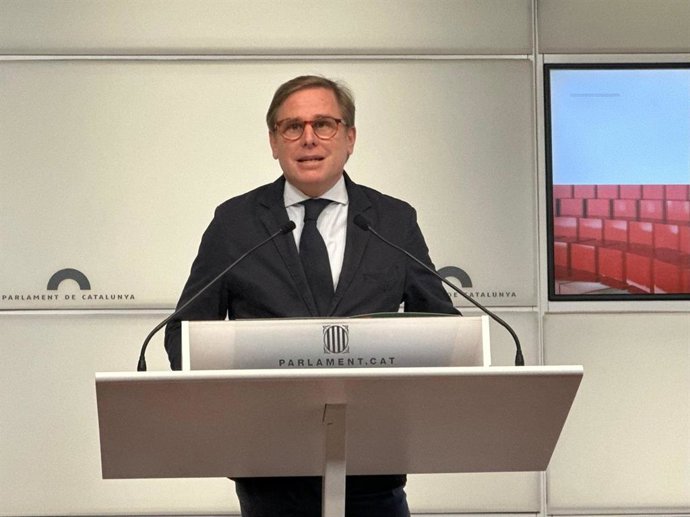 El portavoz de Vox en el Parlament, Joan Garriga, en una rueda de prensa