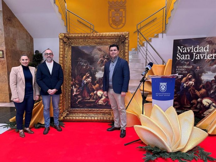 El alcalde, José Miguel Luengo, y los concejales de Cultura, David Martínez, y de Comercio y Festejos, Isabel Madrid, presentan 'Una Navidad de cuento'