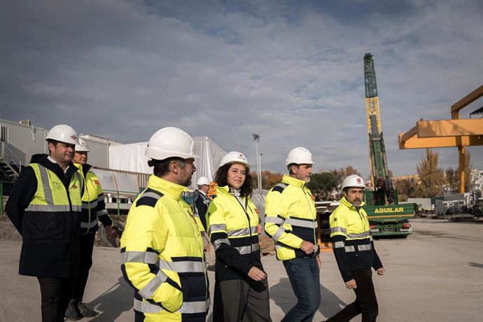 La presidenta de la Comunidad de Madrid, Isabel Díaz Ayuso, y el consejero de Presidencia, Miguel Ángel García Martín, asisten al inicio del montaje de la tuneladora Mayrit, a 9 de diciembre de 2025