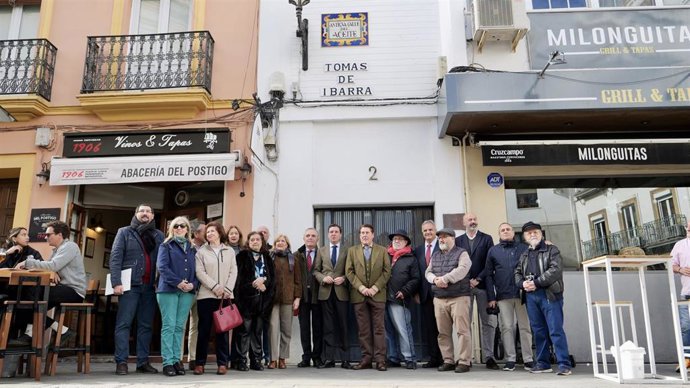 Inauguración de rótulo cerámico de 'Antigua Calle del Aceite' en Sevilla