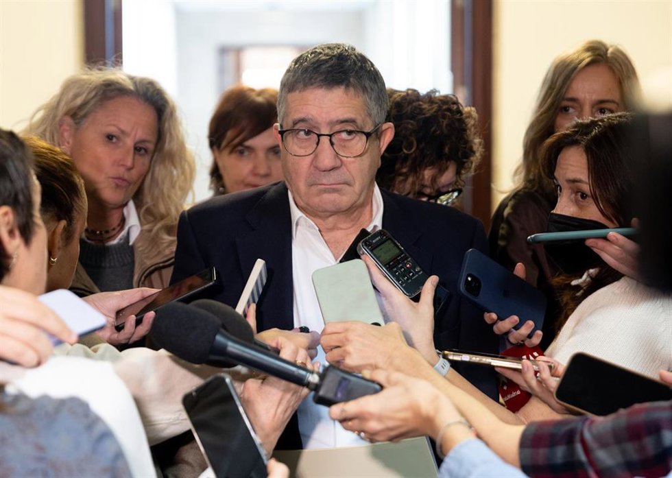El portavoz del PSOE en el Congreso, Patxi López, atiende a los medios a su salida de la Junta de Portavoces del Congreso de los Diputados, a 9 de diciembre de 2025, en Madrid (España).