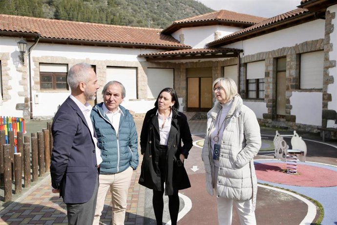 Archivo - Una visita del consejero de Educación, Sergio Silva, a las escuelas.-ARCHIVO