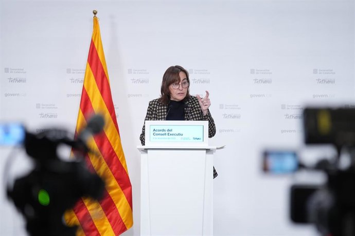 La consellera de Territorio, Vivienda y Transición Ecológica y portavoz del Govern, Sílvia Paneque, durante una rueda de prensa tras el Consell Executiu semanal, en el Palau de la Generalitat, a 9 de diciembre de 2025, en Barcelona, Catalunya (España). El