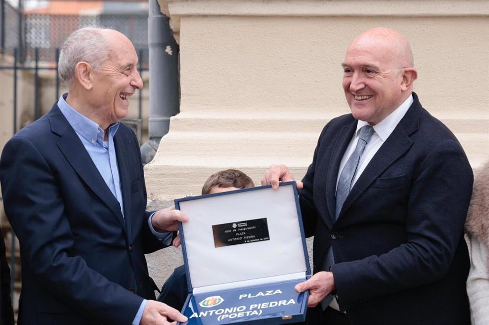 El alcalde de Valladolid, Jesús Julio Carnero, entrega al literato Antonio Piedra una copia de la placa de la plaza que lleva su nombre.