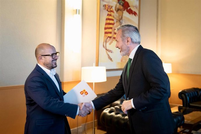 El diputado autonómico del PAR, Alberto Izquierdo, y el presidente del Gobierno de Aragón, Jorge Azcón.