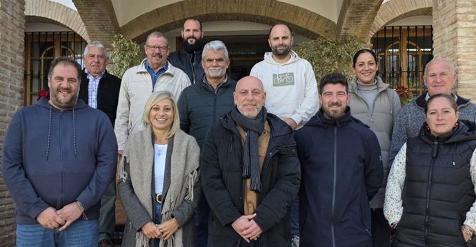 El candidato de IU Andalucía Ernesto Alba; la responsable de organización de IU Málaga, Victoria Morales; y el alcalde de Ardales, Juan Alberto Naranjo Moral, entre otros, tras mantener un encuentro de trabajo con plataformas sanitarias.