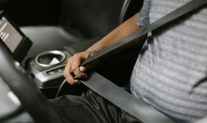 Cinturón atascado o que no enrolla solo: el truco que devuelve su elasticidad en unos minutos