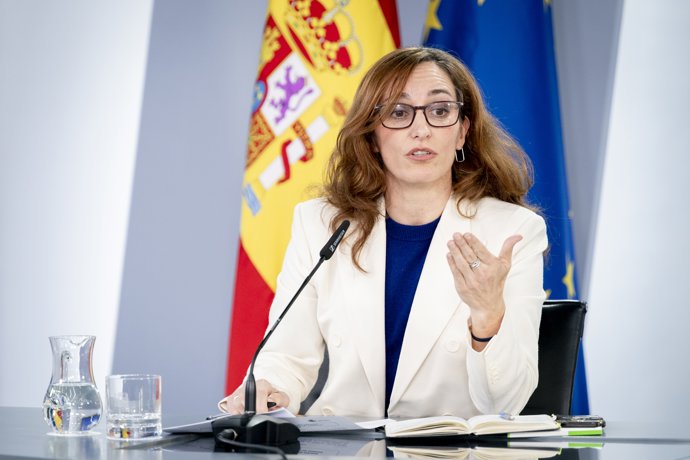 La ministra de Sanidad, Mónica García, durante una rueda de prensa tras la reunión del Consejo de Ministros, en el Palacio de la Moncloa, a 9 de diciembre de 2025, en Madrid (España).