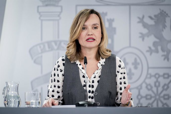 A Ministra da Educação, Formação Profissional e Esporte e Porta-voz do Governo, Pilar Alegría, durante uma coletiva de imprensa após a reunião do Conselho de Ministros, no Palácio Moncloa, em 9 de dezembro de 2025, em Madri (Espanha). O Conselho