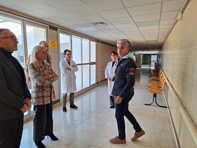 La delegada territorial de Sanidad y Consumo en la provincia de Cádiz, Eva Pajares, en una visita a una zona del Hospital de Jerez donde la asociación Coloreando Vidas va a intervenir para mejorar el espacio.