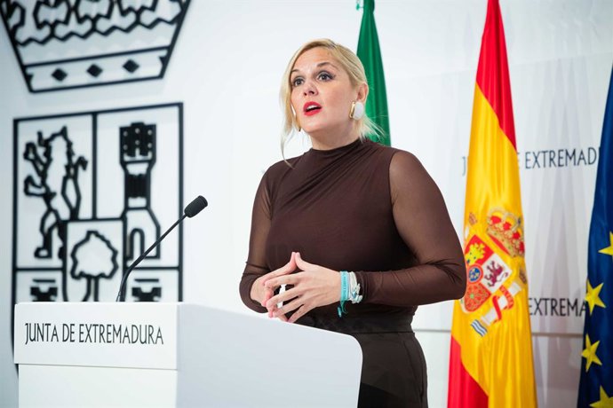 A porta-voz do Governo Regional da Extremadura, Elena Manzano, em uma coletiva de imprensa.