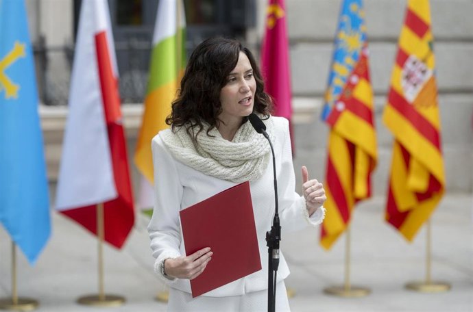 La presidenta de la Comunidad de Madrid, Isabel Díaz Ayuso, tras el acto de izado solemne de la Bandera Nacional con motivo del Día de la Constitución, en el Congreso de los Diputados