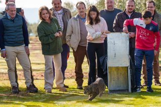 La consejera de Sostenibilidad y Medio Ambiente de la Junta de Andalucía, Catalina García, durante la suelta del lince Ibérico en Adamuz, Córdoba (Andalucía, España).