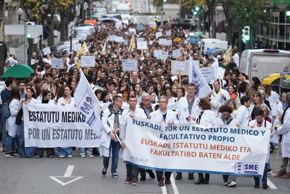Médicos durante una manifestación convocada por el Sindicato Médico de Euskadi en Bilbao