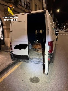 Furgoneta con la que los detenidos cometieron el robo.
