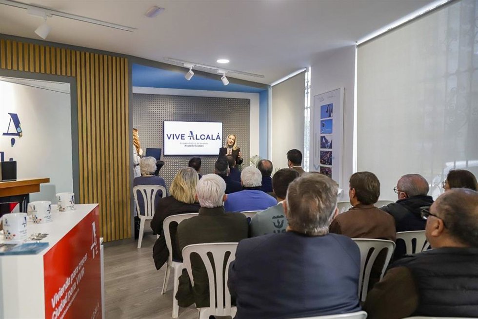 La alcaldesa de Alcála, Ana Isabel Jiménez, en el acto de apertura oficial de la Oficina Municipal de Vivienda, situada en La Plazuela.