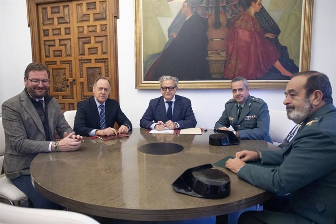 Firma del convenio entre la Diputación de Córdoba y la Fundación de la Guardia Civil.
