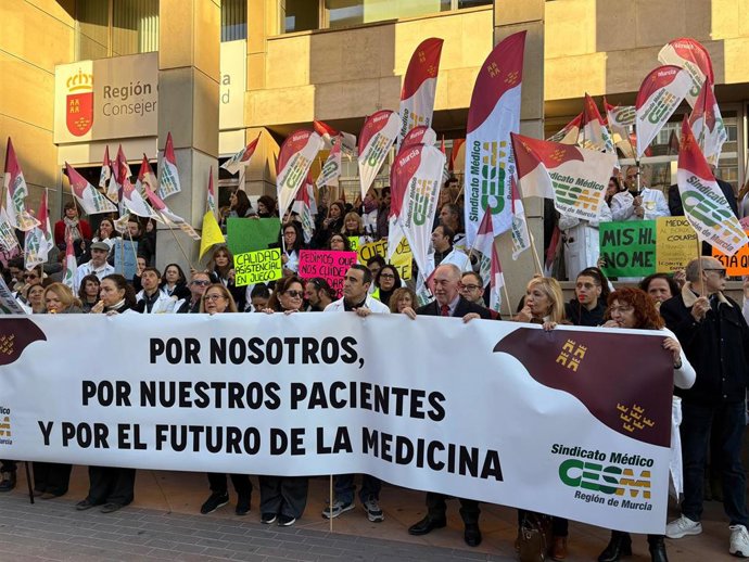 Concentración de los médicos en la Consejería de Salud en el primer día de huelga