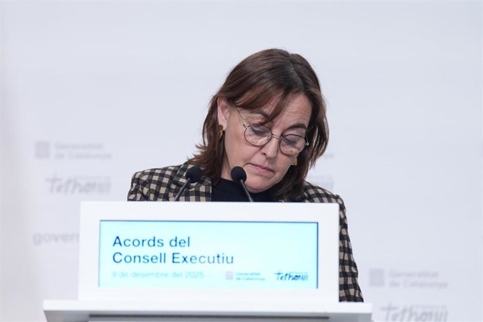 La consellera de Territorio, Vivienda y Transición Ecológica y portavoz del Govern, Sílvia Paneque, durante una rueda de prensa tras el Consell Executiu semanal, en el Palau de la Generalitat, a 9 de diciembre de 2025, en Barcelona, Catalunya (España). El