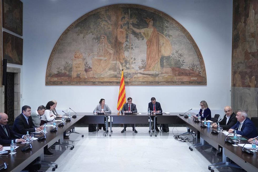 El presidente de la Generalitat, Salvador Illa (c), la consellera de Economía, Alícia Romero (i), y el conseller de Agricultura, scar Ordeig (d), durante una reunión con el sector porcino, en el Palau de la Generalitat.