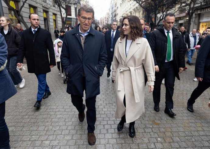 Archivo - La presidenta de la Comunidad de Madrid, Isabel Díaz Ayuso, y el líder del PP, Alberto Núñez Feijóo, a su llegada a la Plaza Mayor de Madrid, a 23 de diciembre de 2022, en Madrid (España).