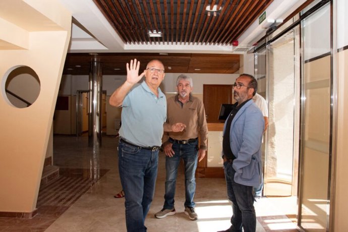 Archivo - El presidente de la Diputación de Cáceres, Miguel Ángel Morales, en una visita a La Serrana de Piornal el pasado mes de octubre