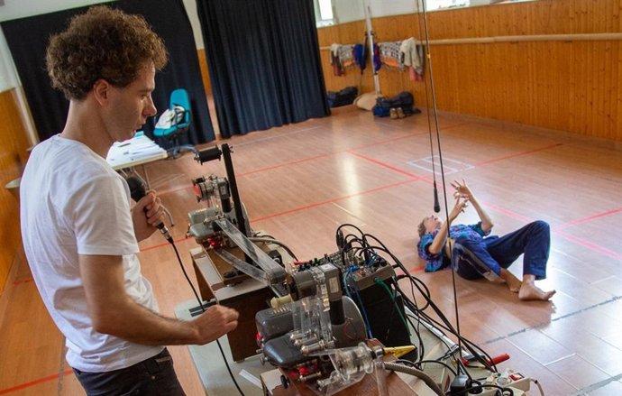 Del Castillo es artista plástico y músico que investiga y hackea máquinas para expandir sus usos originales, y Tafur, coreógrafa y bailarina que trabaja desde los márgenes del archivo vivo y la canción como práctica que alinea memoria, territorio y relato