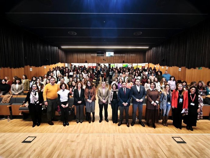 La responsable del Área de Bienestar Social, Familias e Igualdad en la Diputación de Cádiz, Paula Conesa, en una foto de familia en una jornada sobre la Eracis+ celebrada en Algeciras.