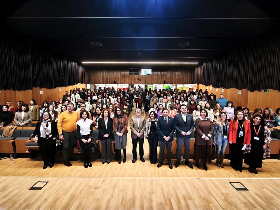 La responsable del Área de Bienestar Social, Familias e Igualdad en la Diputación de Cádiz, Paula Conesa, en una foto de familia en una jornada sobre la Eracis+ celebrada en Algeciras.