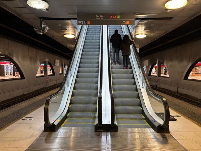 Renfe renueva las dos primera escaleras mecánicas de la estación de plaza Catalunya (Barcelona)