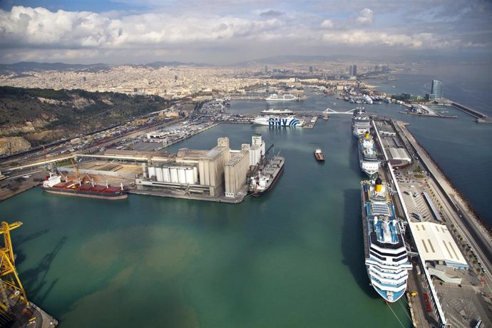 Archivo - Imagen aérea del Puerto de Barcelona