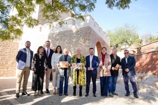 La consejera de Cultura y Deporte de la Junta de Andalucía, Patricia del Pozo, posa tras visitar las últimas actuaciones en el Conjunto Monumental de La Alcazaba de Almería.
