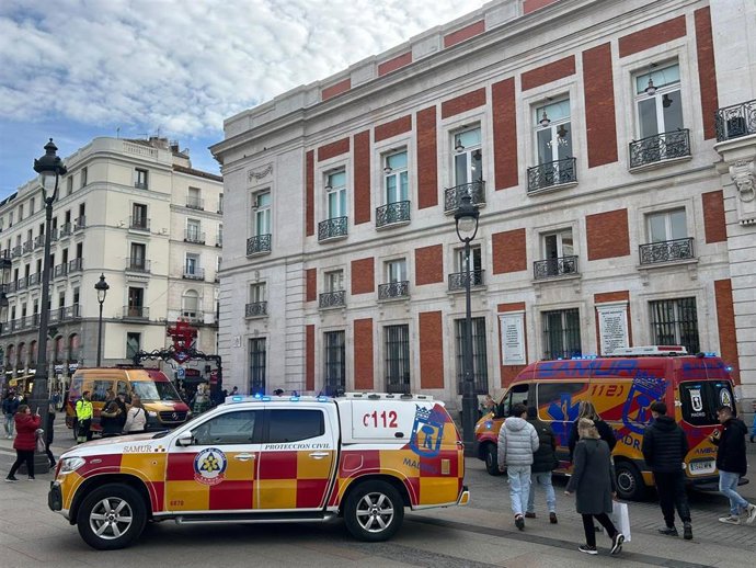 Ambulancia del Samur-Protección Civil frente a la estación de Metro de Sol después de que un hombre haya agredido a una mujer mayor en el andén.