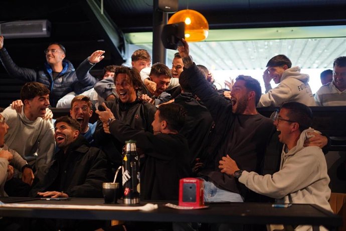 Los jugadores del CF Talavera celebrando su emparejamiento con el Real Madrid en la Copa del Rey.