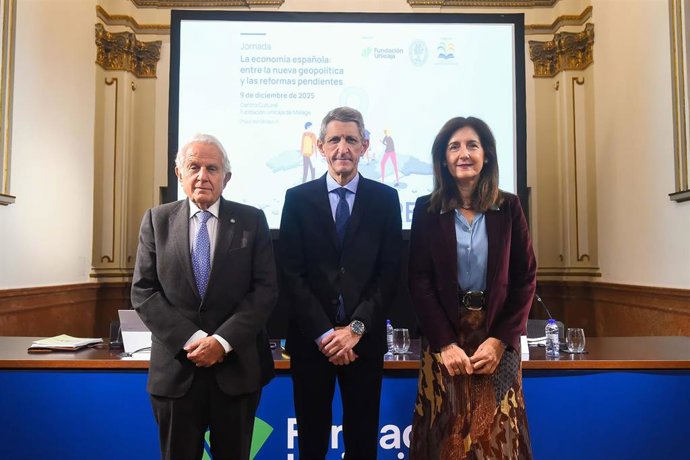 En el centro de la imagen, el presidente de la Fundación Unicaja, José M. Domínguez, junto al presidente de la Academia de Ciencias Sociales y del Medio Ambiente de Andalucía, Antonio Pascual, y la presidenta del Instituto Econospérides, Ángela Callejón