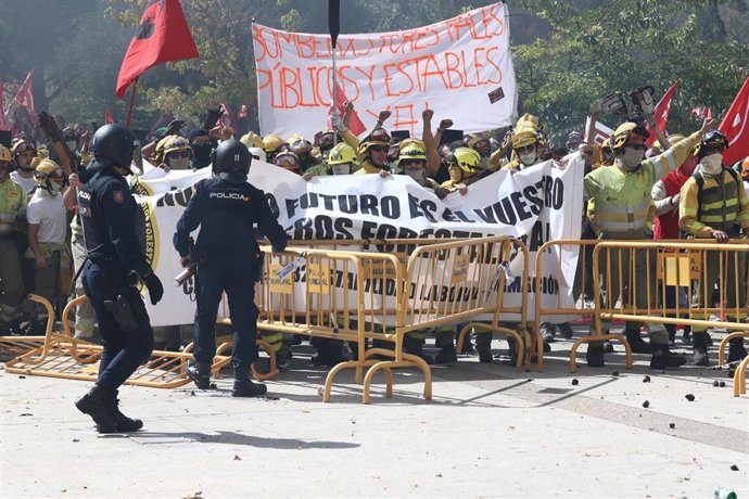 Archivo - Bomberos durante una manifestación para pedir mejores condiciones laborales para los profesionales de los servicios de extinción de incendios, a 24 de septiembre de 2025, en Valladolid, Castilla y León (España). 