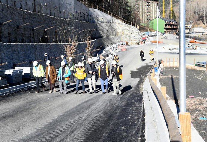 Las autoridades visitando las obras de la variante de la Massana
