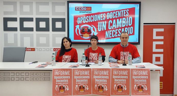 La secretaria de la Federación de Enseñanza de CCOO Huesca, Marta Rapún, en el centro, junto a los delegados sindicales Ana París y Alfonso Alegre.
