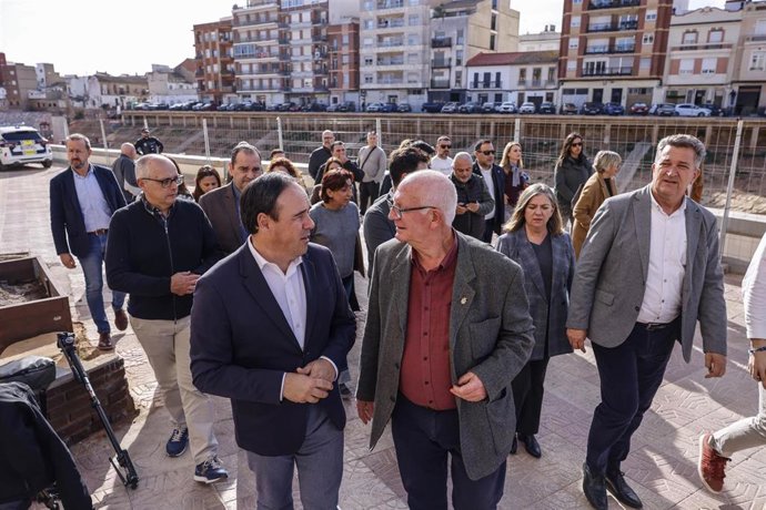 El 'president' de la Generalitat, Juanfran Pérez Llorca, en su primera visita a Paiporta junto al alcalde de la localidad, Vicent Císcar